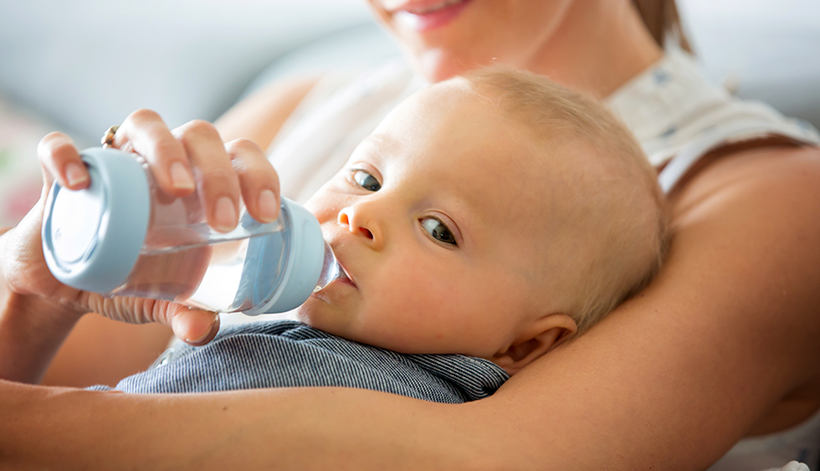 Dürfen Babys Wasser trinken? Ab wann und wie viel?
