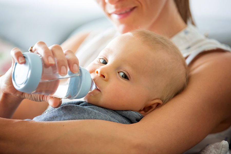 Dürfen Babys Wasser trinken? Ab wann und wie viel?