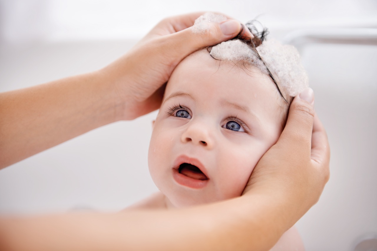 Haarewaschen bei Babys: Sanfte Pflege für den zarten Flaum auf dem Köpfchen