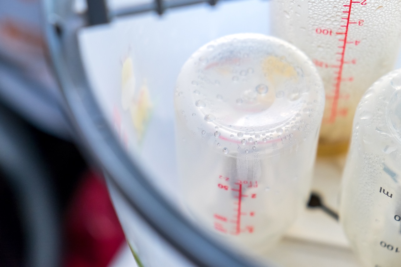 Babyflaschen sterilisieren: So werden Fläschchen und Sauger hygienisch sauber